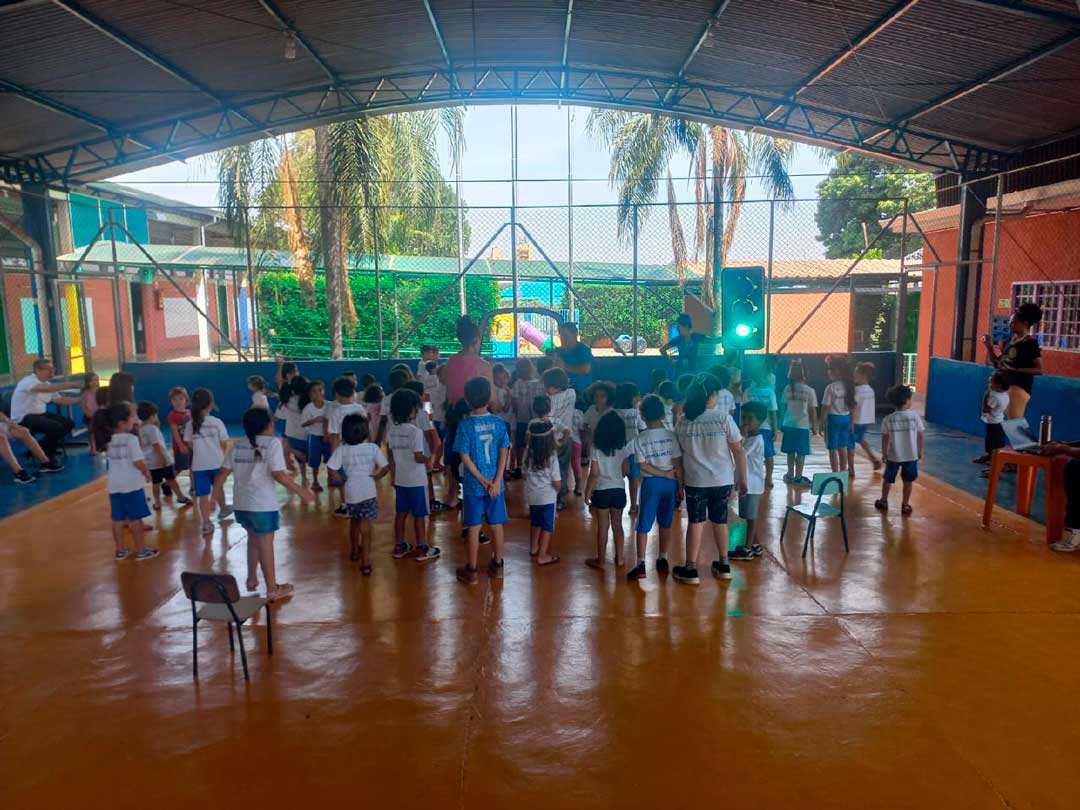 Crianças aprenderam noções básicas do trânsito com apoio de semáforos e placas de sinalização