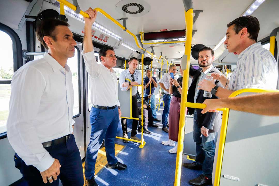 Produção da nova frota com tecnologia que reduz emissão de poluentes já começou; prefeitura faz vistoria técnica em montadora e em sistema de transporte de Curitiba, referência nacional