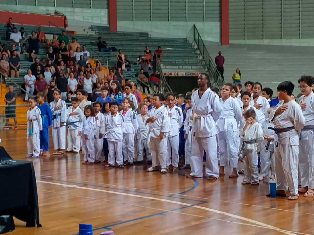 Alunos de judô da Secretaria de Esportes encerram ano com cerimônia de troca de faixas