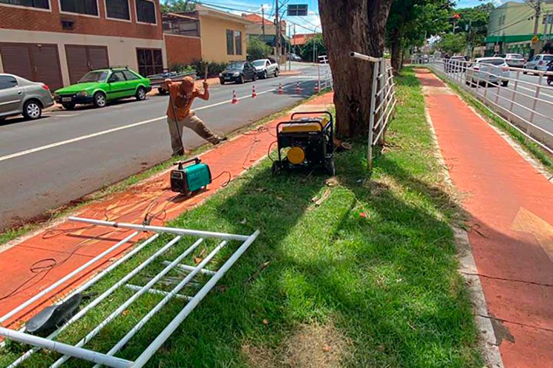 Prefeitura realiza manutenção em gradis em corredores de ônibus