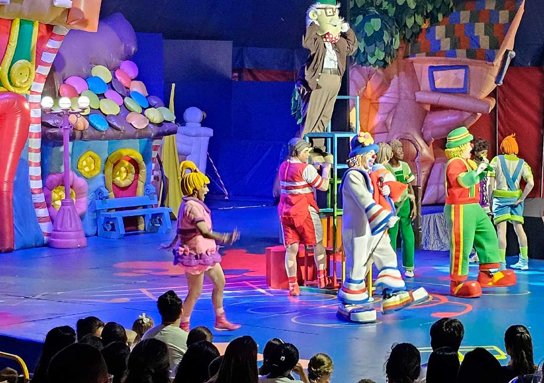 Espetáculo circense encanta crianças e adolescentes do Centro de Convivência do CRAS 9 de Bonfim Paulista