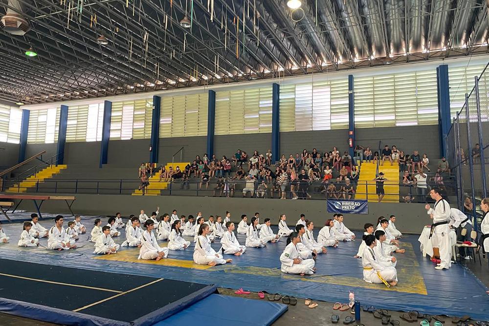 Exame de Faixa de Taekwondo da Secretaria de Esportes reúne 150 espectadores na Cava do Bosque