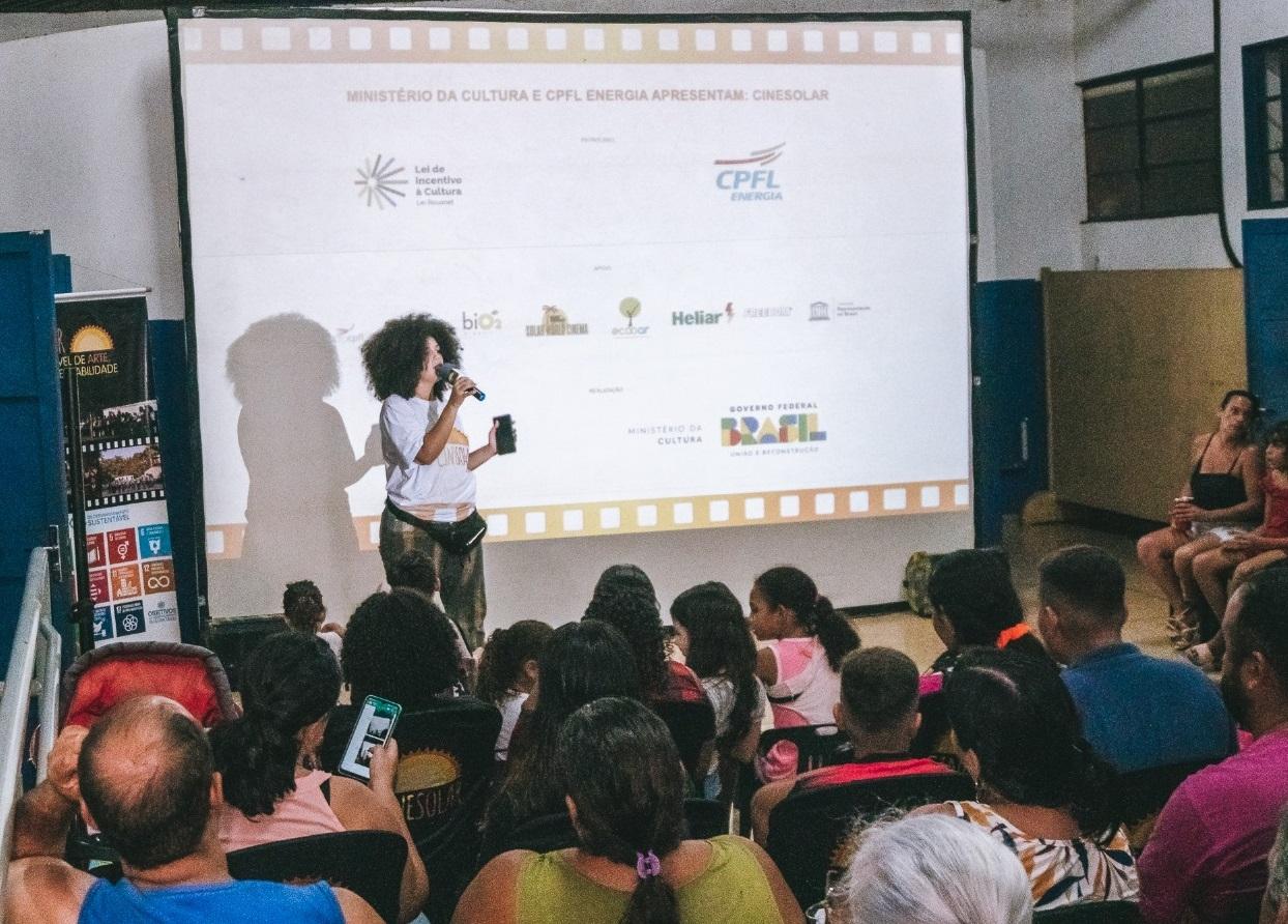 Furgão do CineSolar reúne dezenas de pessoas no Centro Cultural Vila Tecnológica