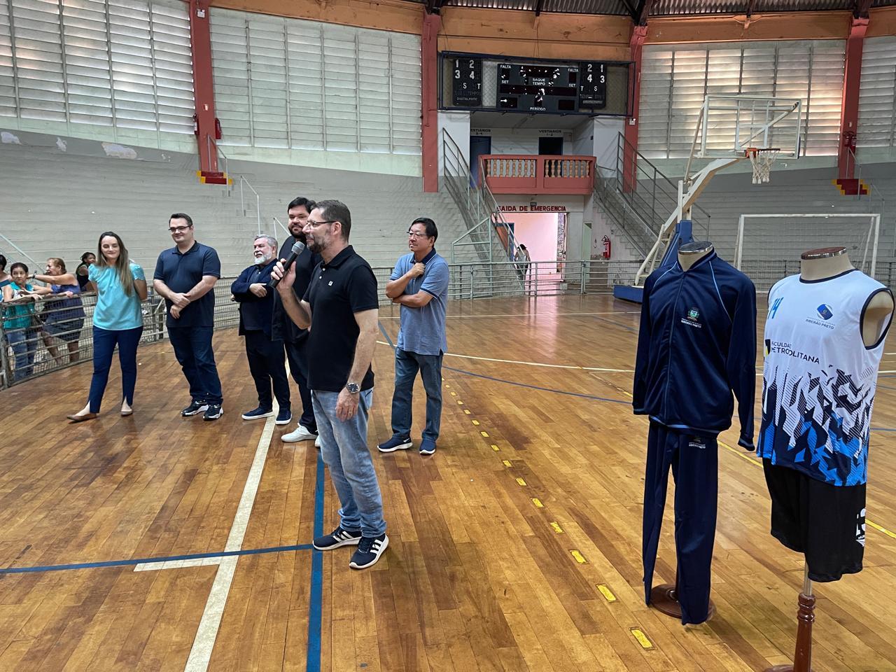 Secretaria de Esportes de Ribeirão Preto entrega uniformes para atletas dos Jogos da Melhor Idade