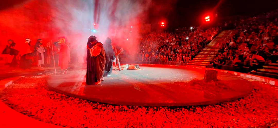 Teatro de Arena recebe multidão de fiéis durante encenação da Paixão de Cristo