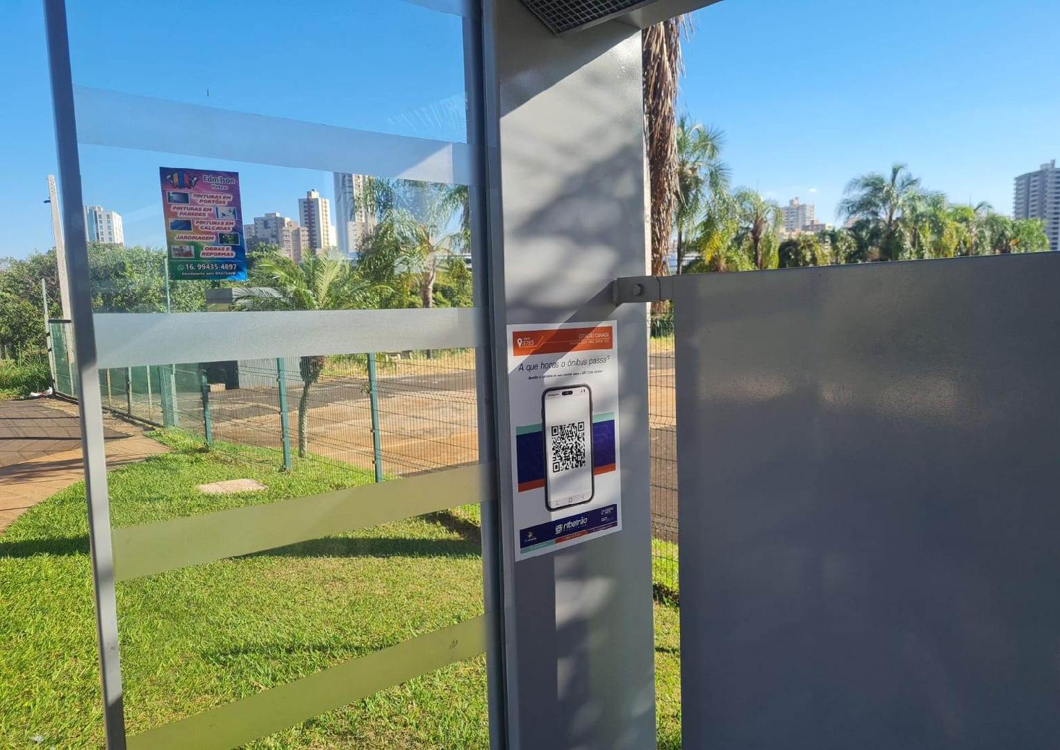 Estações de ônibus da Presidente Vargas recebem adesivo com código para consultar o horário das linhas