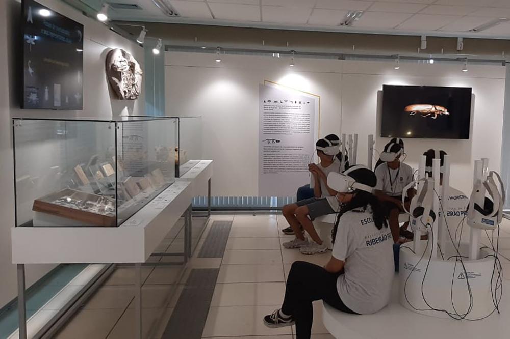 Exposição Itinerante “USP 90 Anos: Uma Jornada Imersiva Pelos Nossos Museus” cativa mais de 1500 alunos