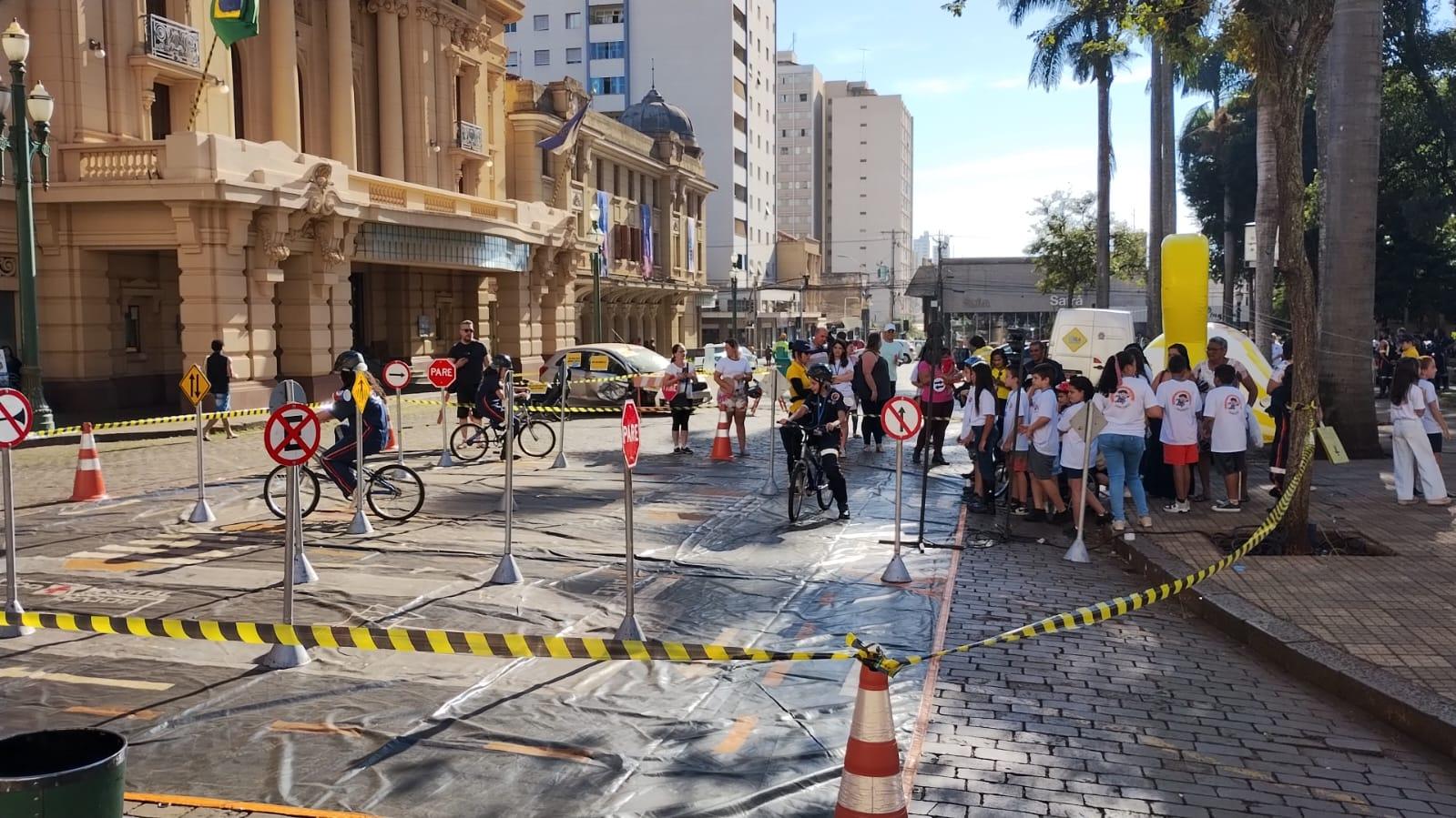 Maio Amarelo: ação especial atrai atenção de pedestres no Calçadão