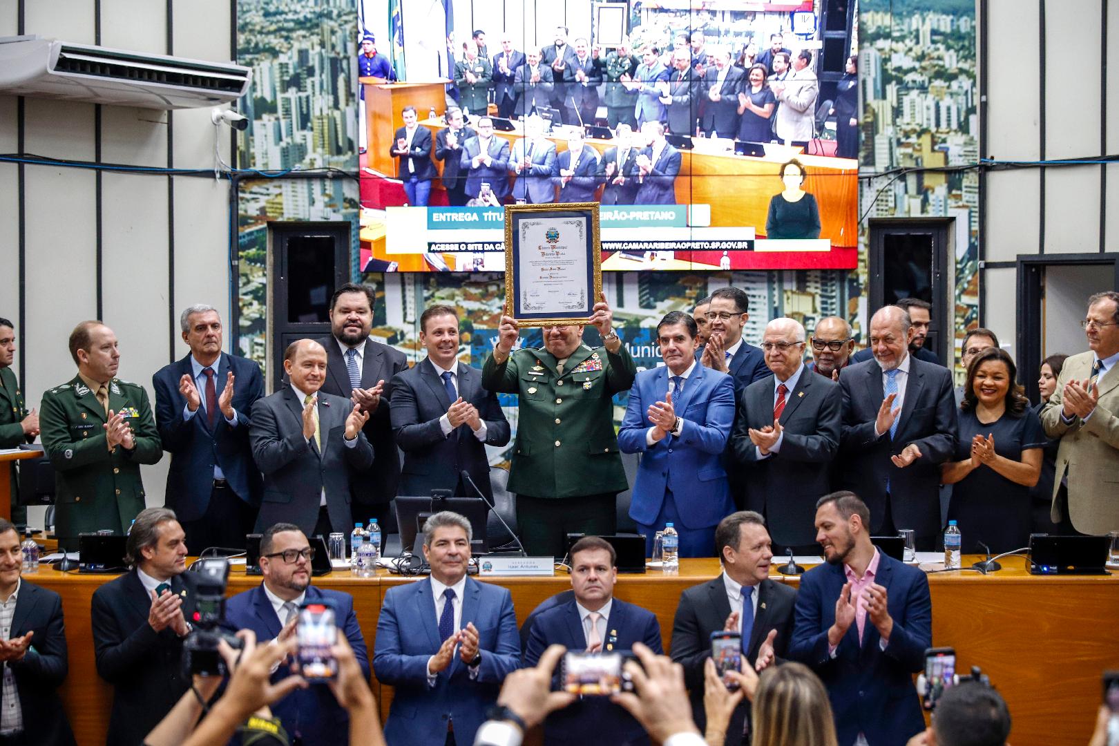 Título de cidadão Ribeirão-Pretano é entregue ao General de Exército
