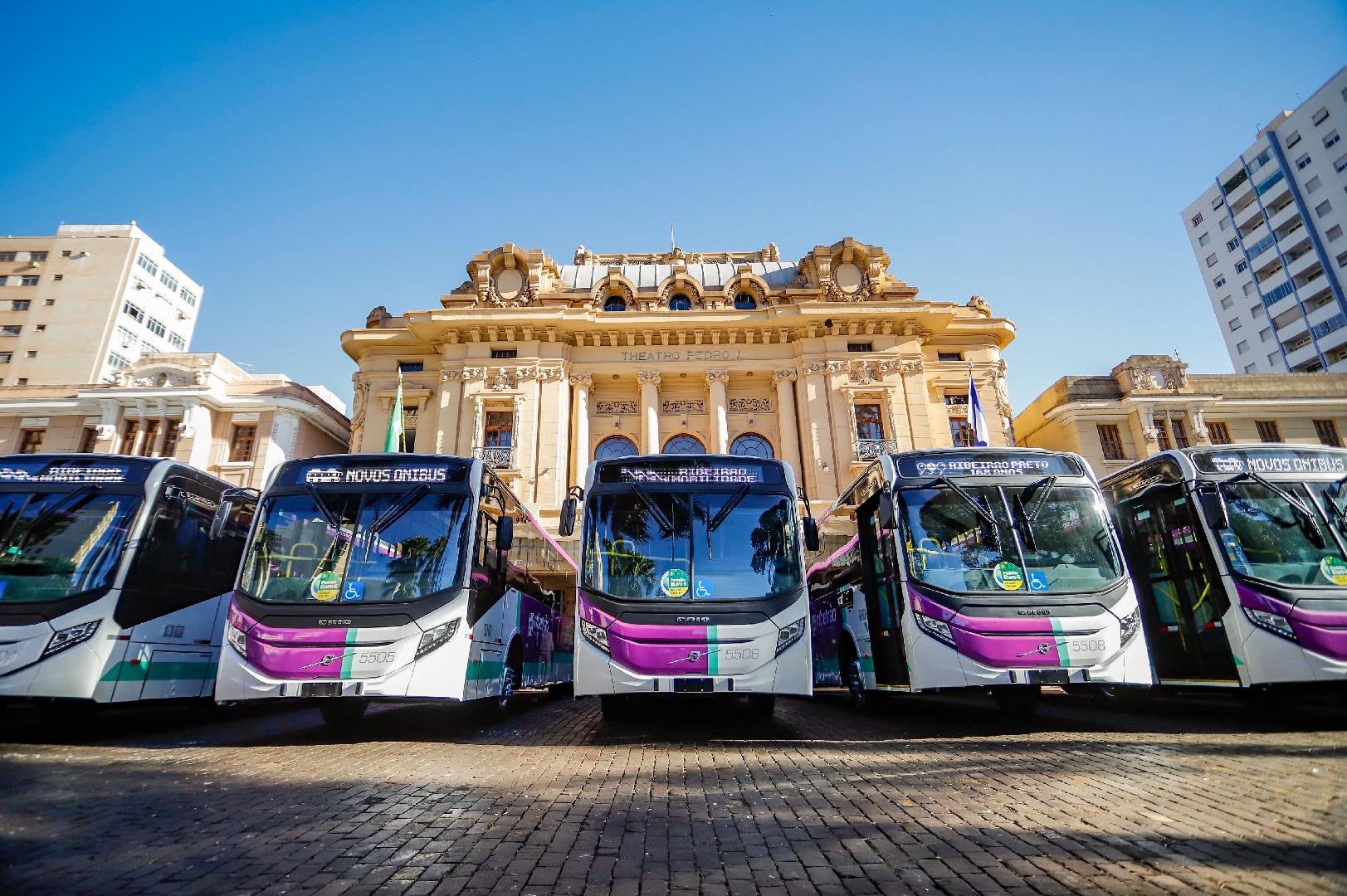 Aniversário de Ribeirão tem entrega de 32 novos ônibus