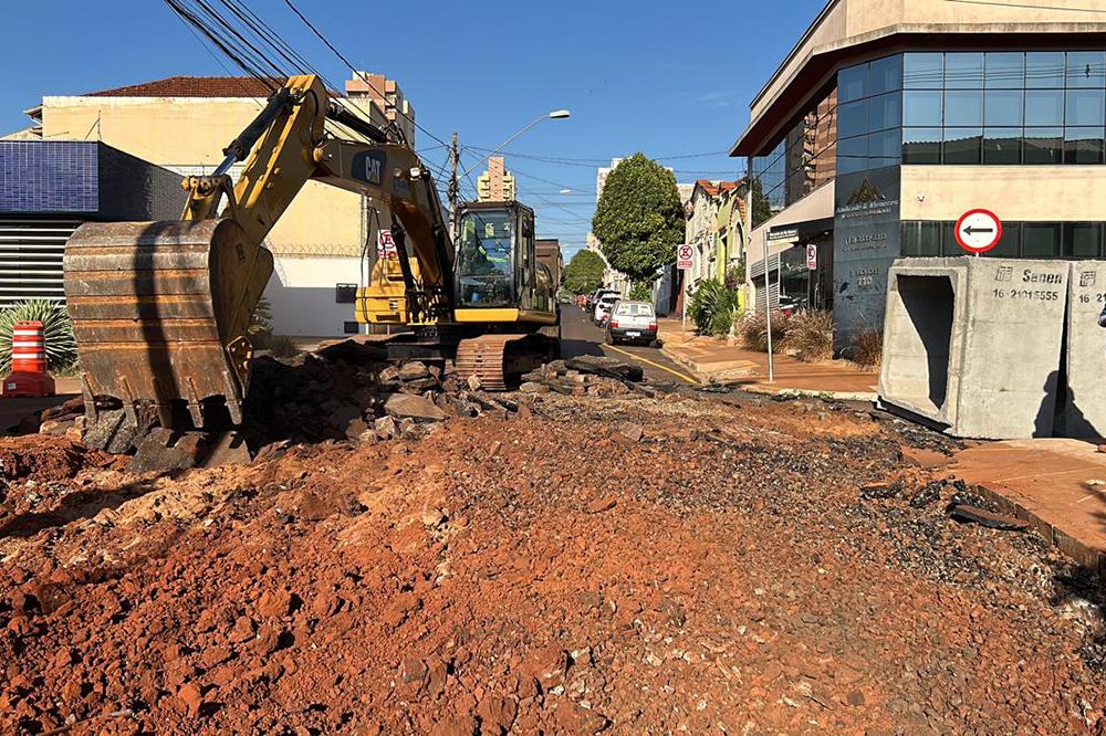 Começam os serviços de escavação na rua São José