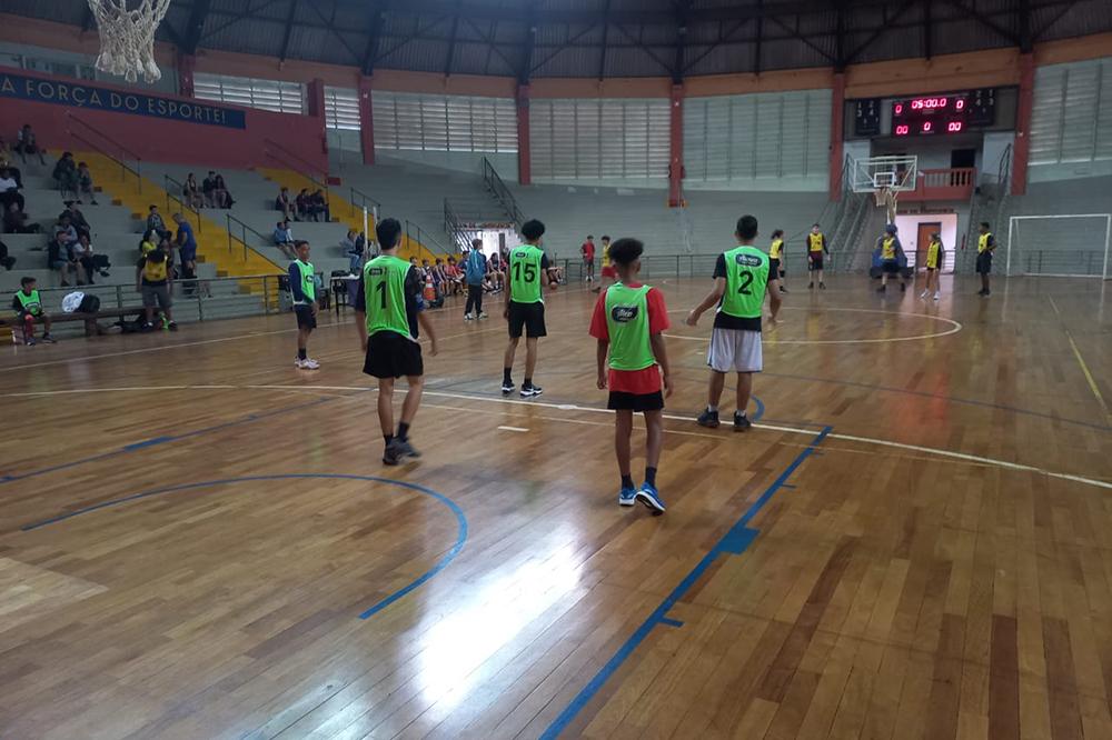 Festival de Basquete da Secretaria de Esportes reúne alunos na Cava do Bosque