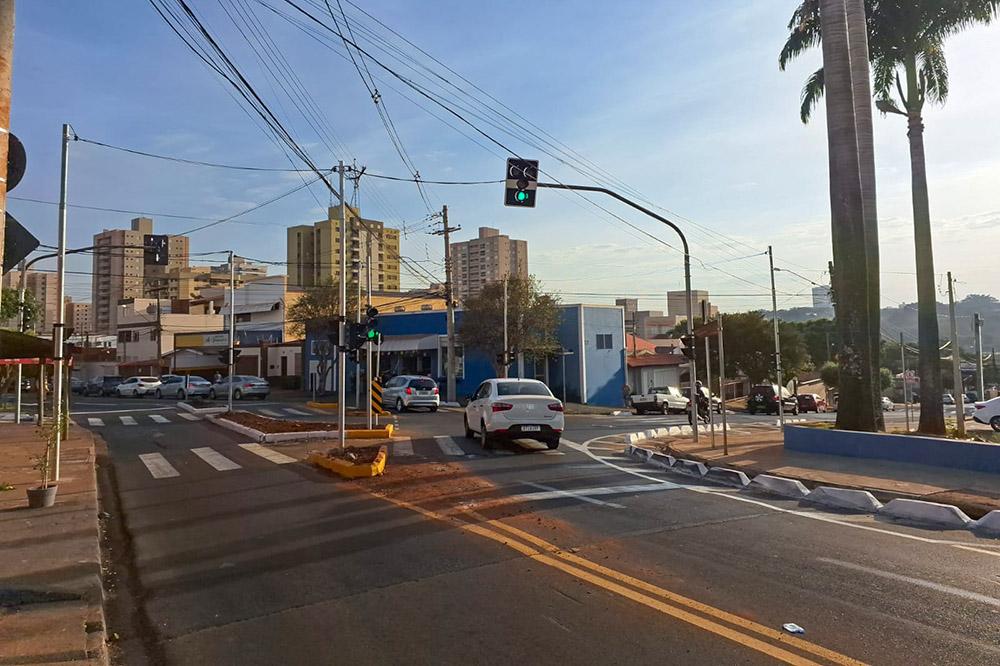 Novo semáforo inicia funcionamento no Jardim Irajá