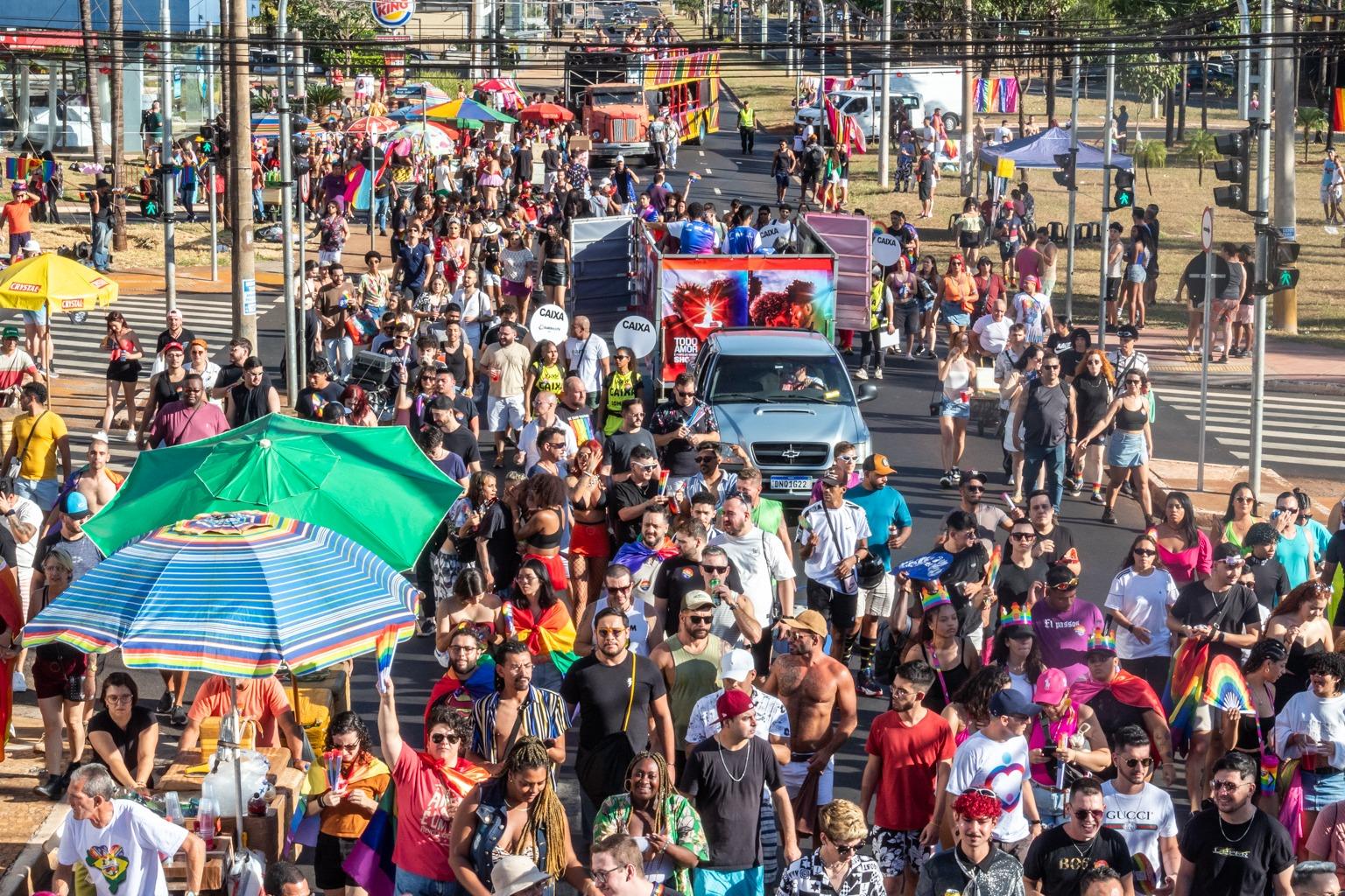 Parada LGBTQIAP+ arrasta multidão pelas ruas de Ribeirão Preto