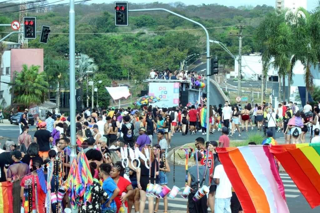 Semana da Diversidade tem parada LGBT, exibição de documentário, entrega de prêmio e festas