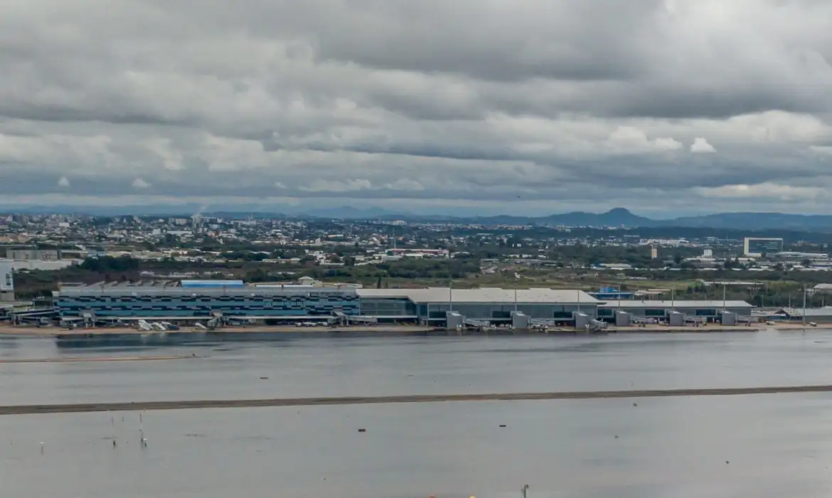 Aeroporto de Porto Alegre reabrirá parcialmente para voos em outubro