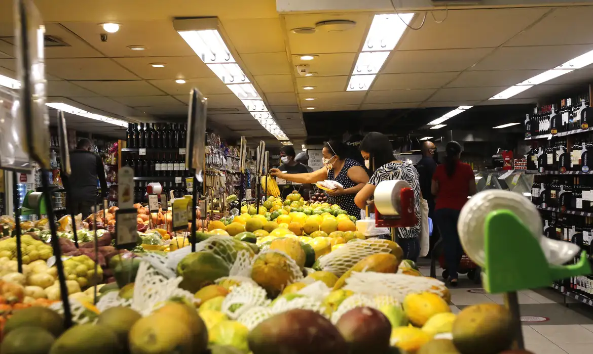 Com alta de 1,2% em maio, comércio cresce pelo 5º mês seguido