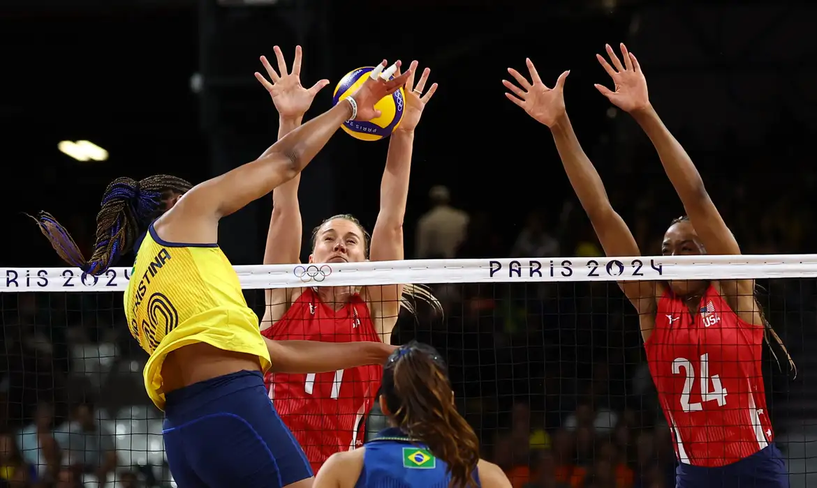 Brasil perde para os EUA e disputará bronze no vôlei feminino