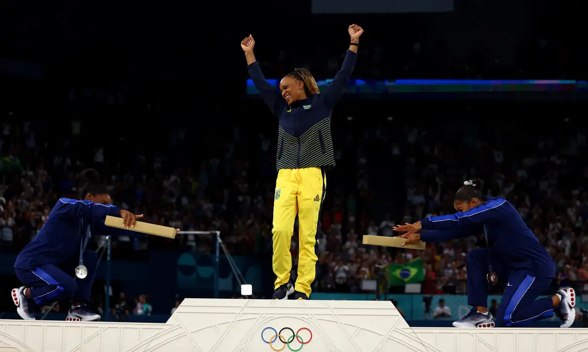 Rebeca é ouro no solo e vira maior medalhista olímpica do Brasil