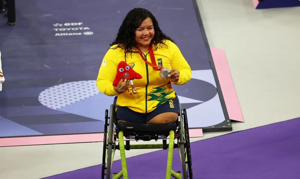 Maria de Fátima Castro levanta 133 quilos para ganhar bronze em Paris