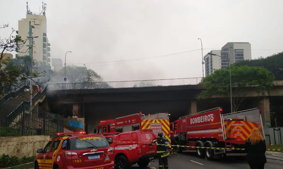 incêndio atinge viaduto na Avenida 23 de Maio