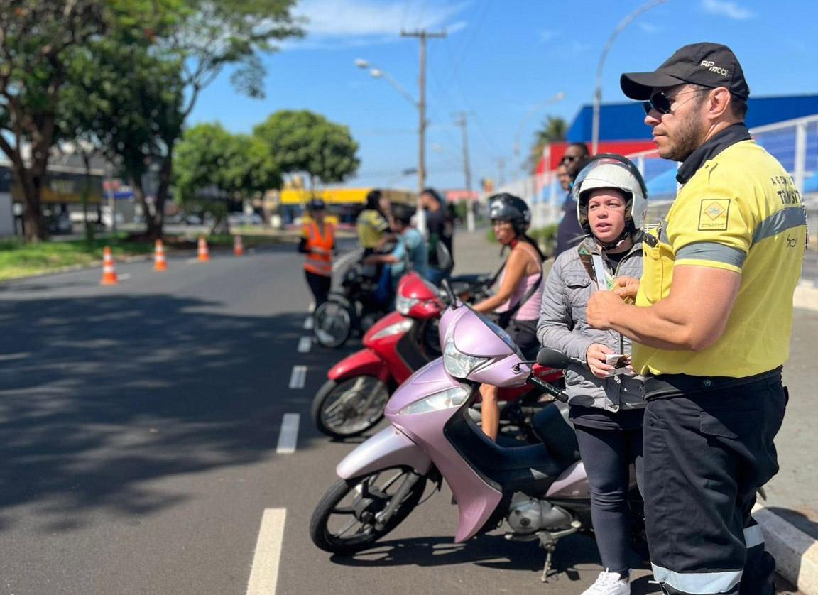 Nova blitz conscientiza 120 motociclistas na avenida Costa e Silva