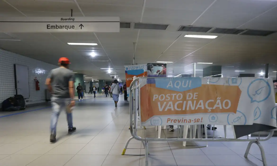 Saúde nega desabastecimento generalizado de vacinas no Brasil