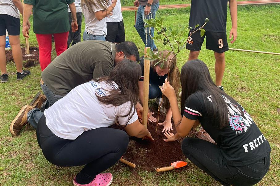 Ação de Plantio Voluntário e Educativo é realizado em escola de Ribeirão Preto