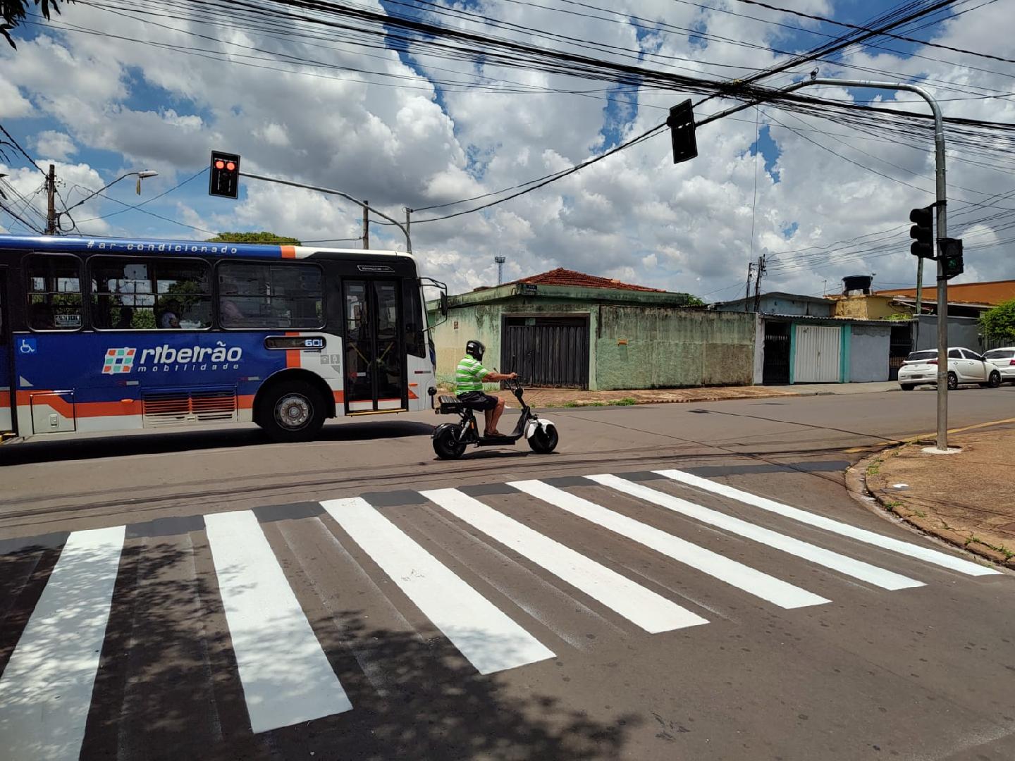 Dois novos semáforos iniciam funcionamento no bairro Ipiranga