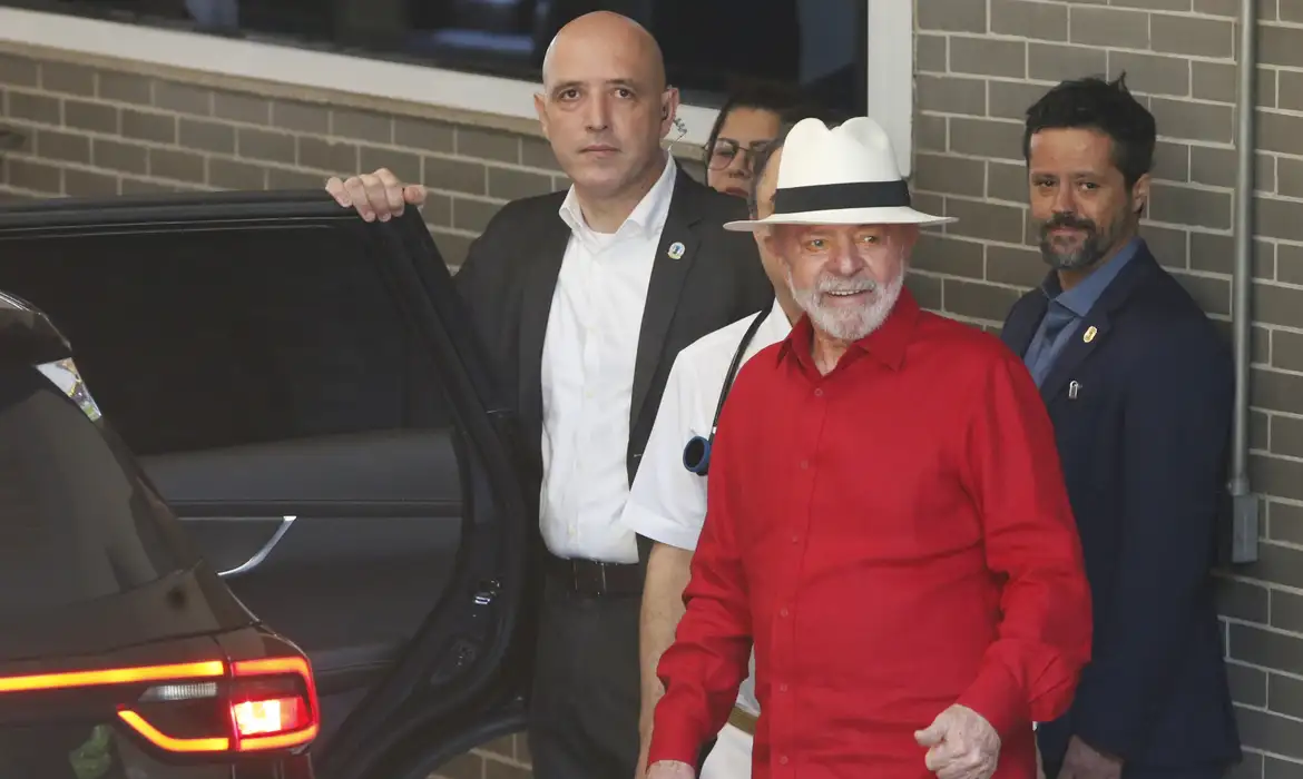 Lula passa por exames e é liberado para voltar a Brasília