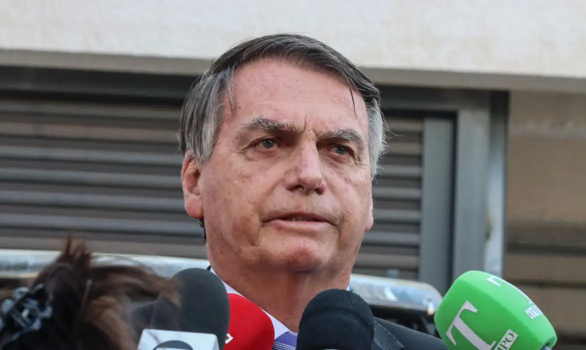 Moraes autoriza Bolsonaro a ir ao velório da mãe do presidente do PL