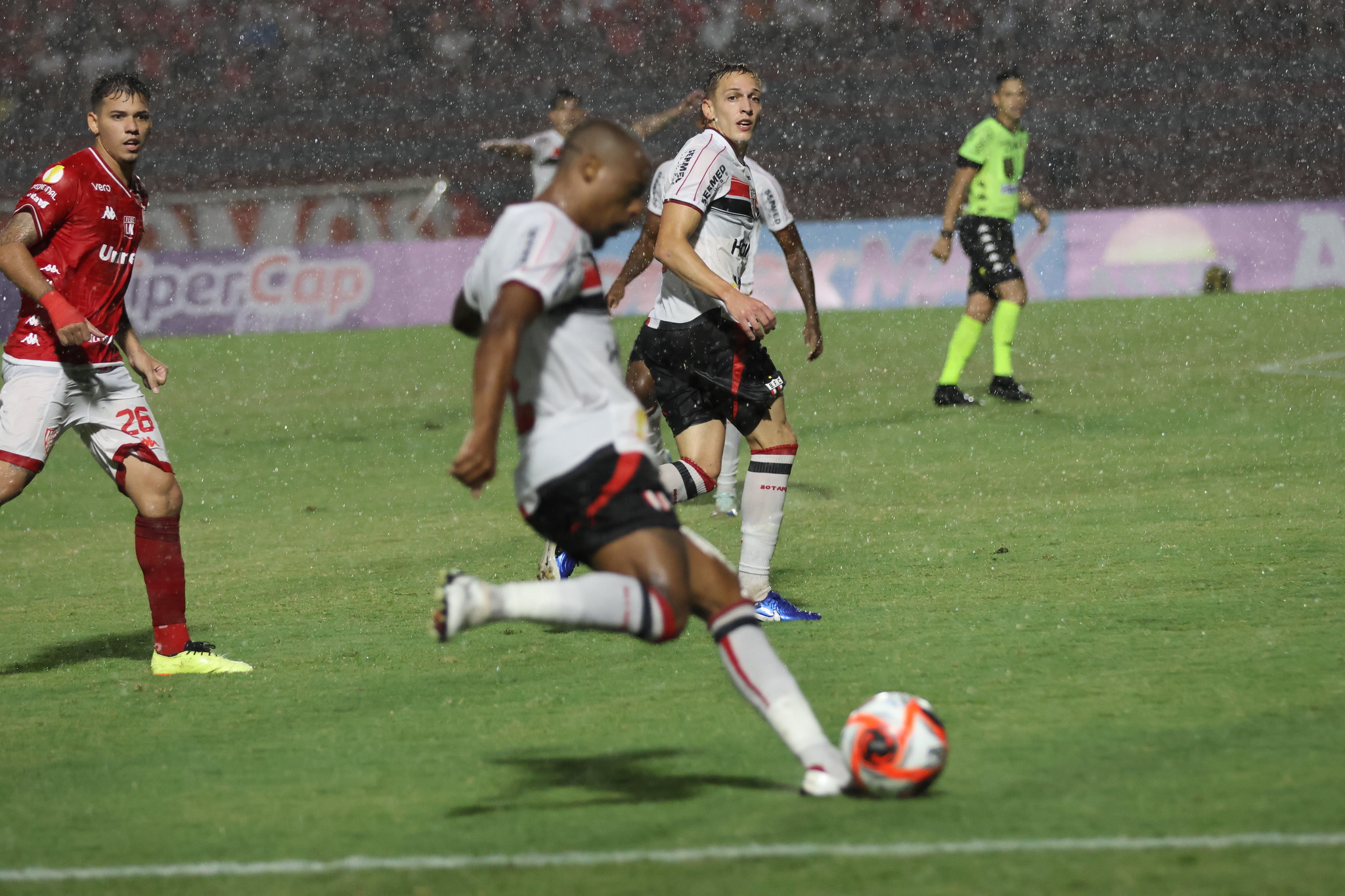 Botafogo luta com um a menos e garante empate fora de casa