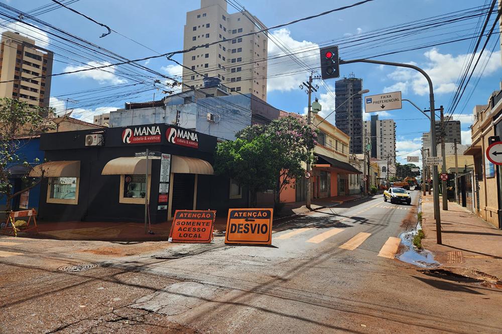 Cruzamento das ruas Lafaiete e São José está interditado para obras de drenagem