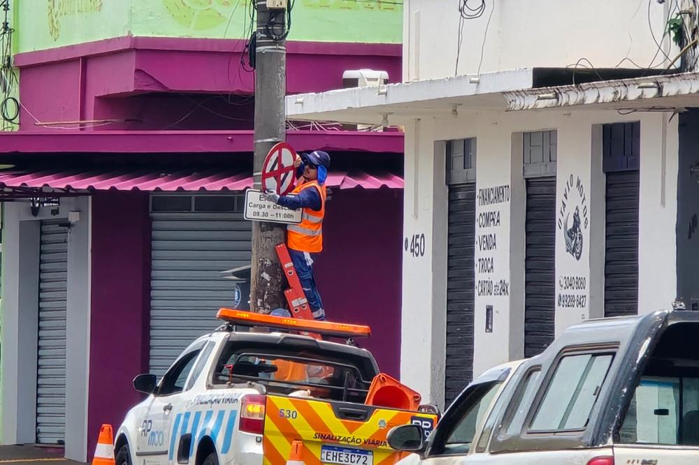 RP Mobi remove placas de proibição de estacionamento na avenida Dom Pedro I