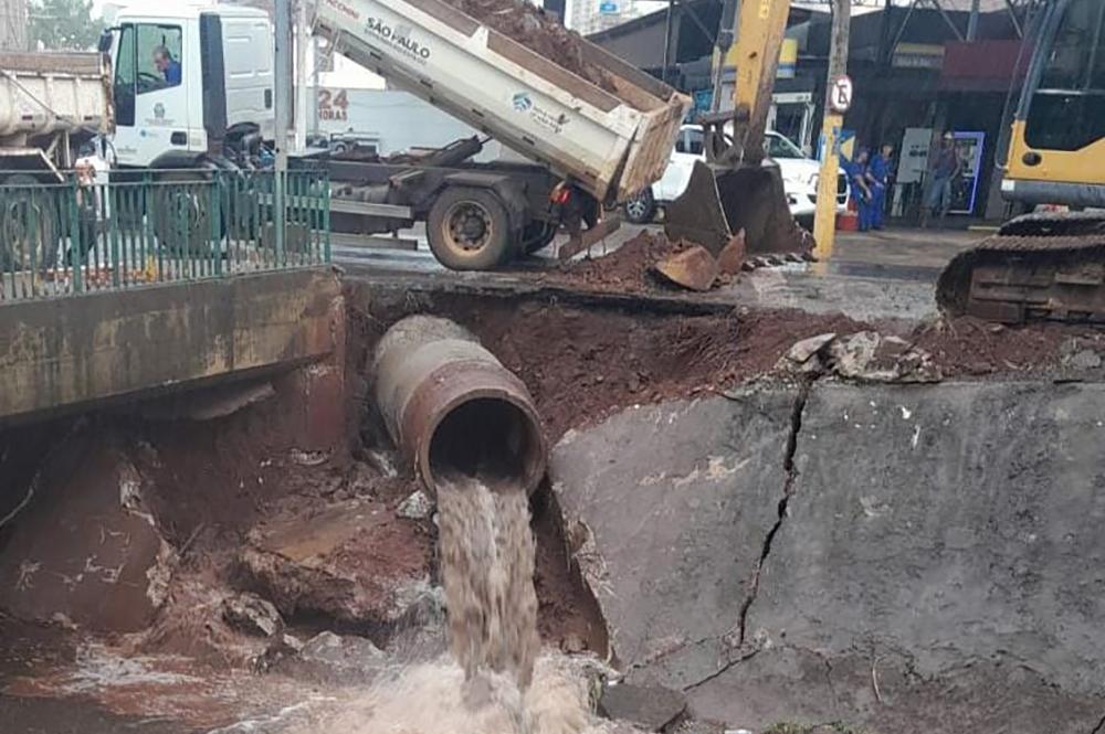 Secretaria de Infraestrutura realiza obra em caráter de urgência nas margens do Retiro Saudoso