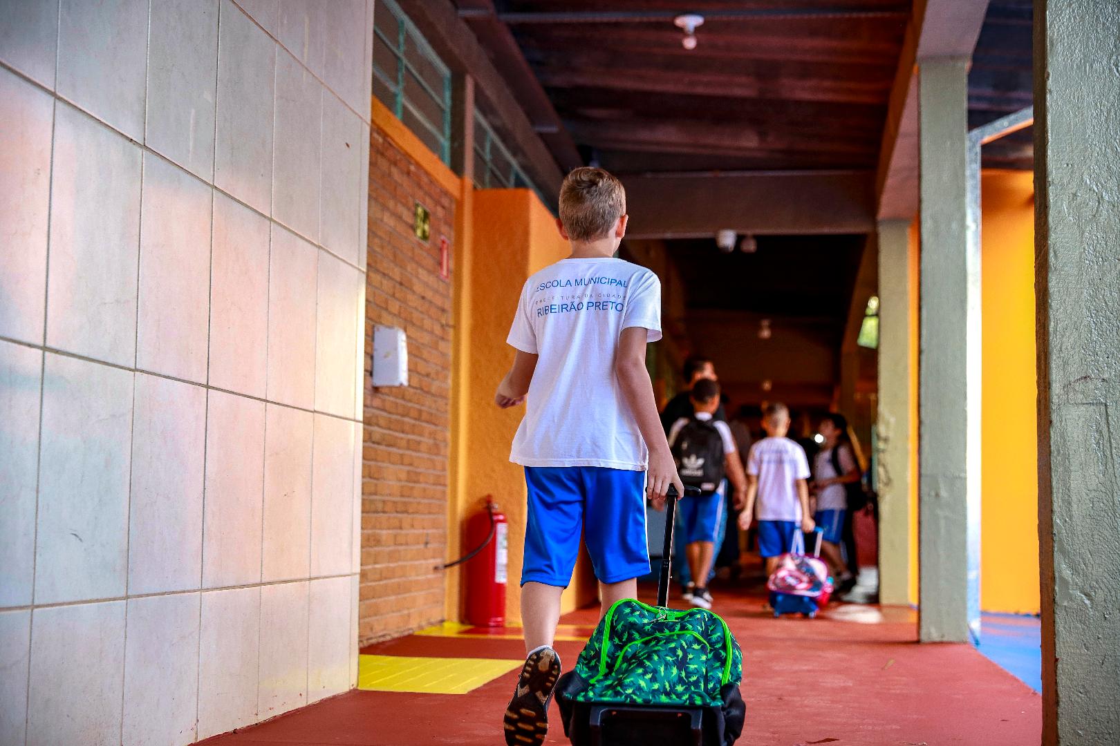 50 mil alunos da rede municipal retornam às aulas com material escolar e uniformes