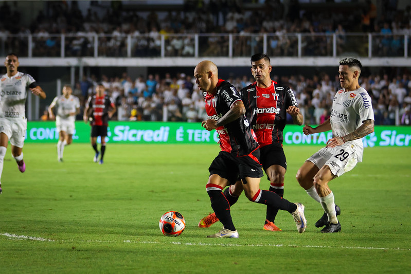 Com um jogador a menos, Botafogo empata com o Santos na Vila Belmiro