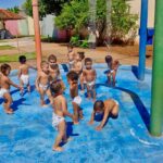 Crianças aproveitam parques aquáticos das escolas durante onda de calor