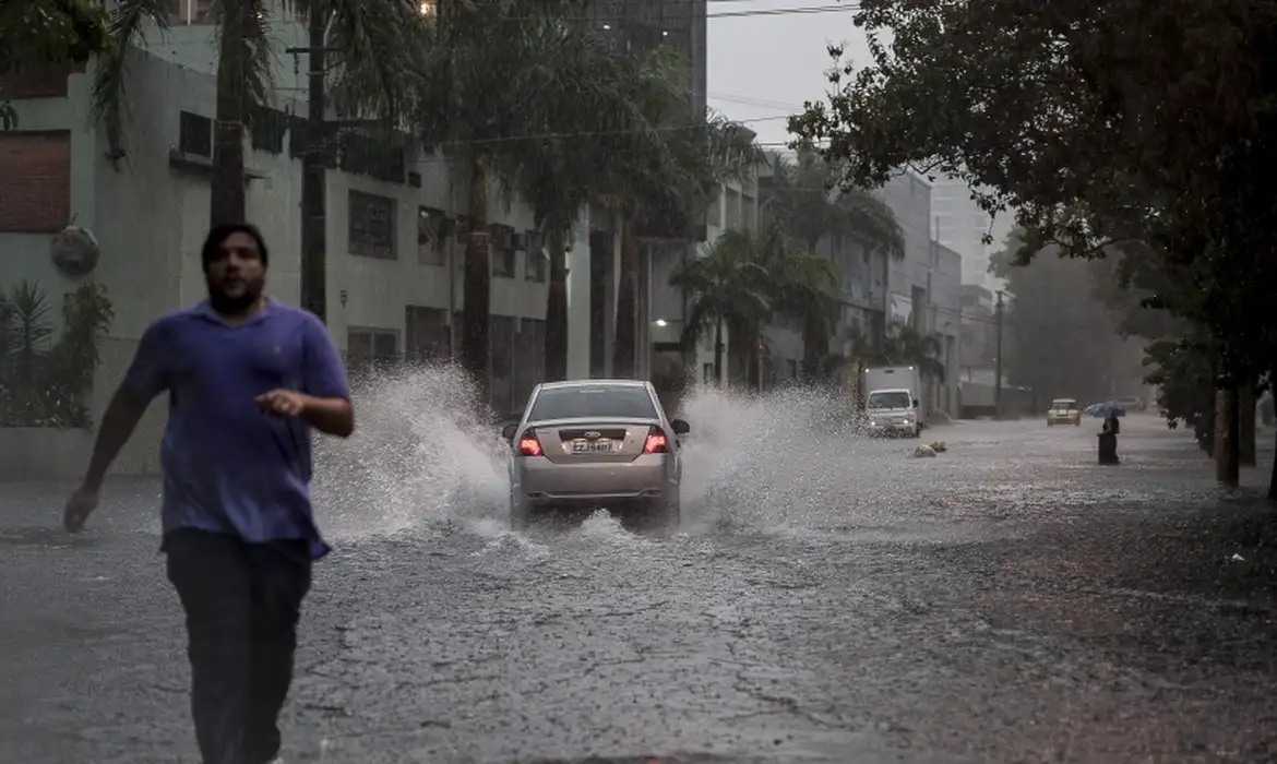 Defesa Civil emite novo alerta severo para chuvas em São Paulo