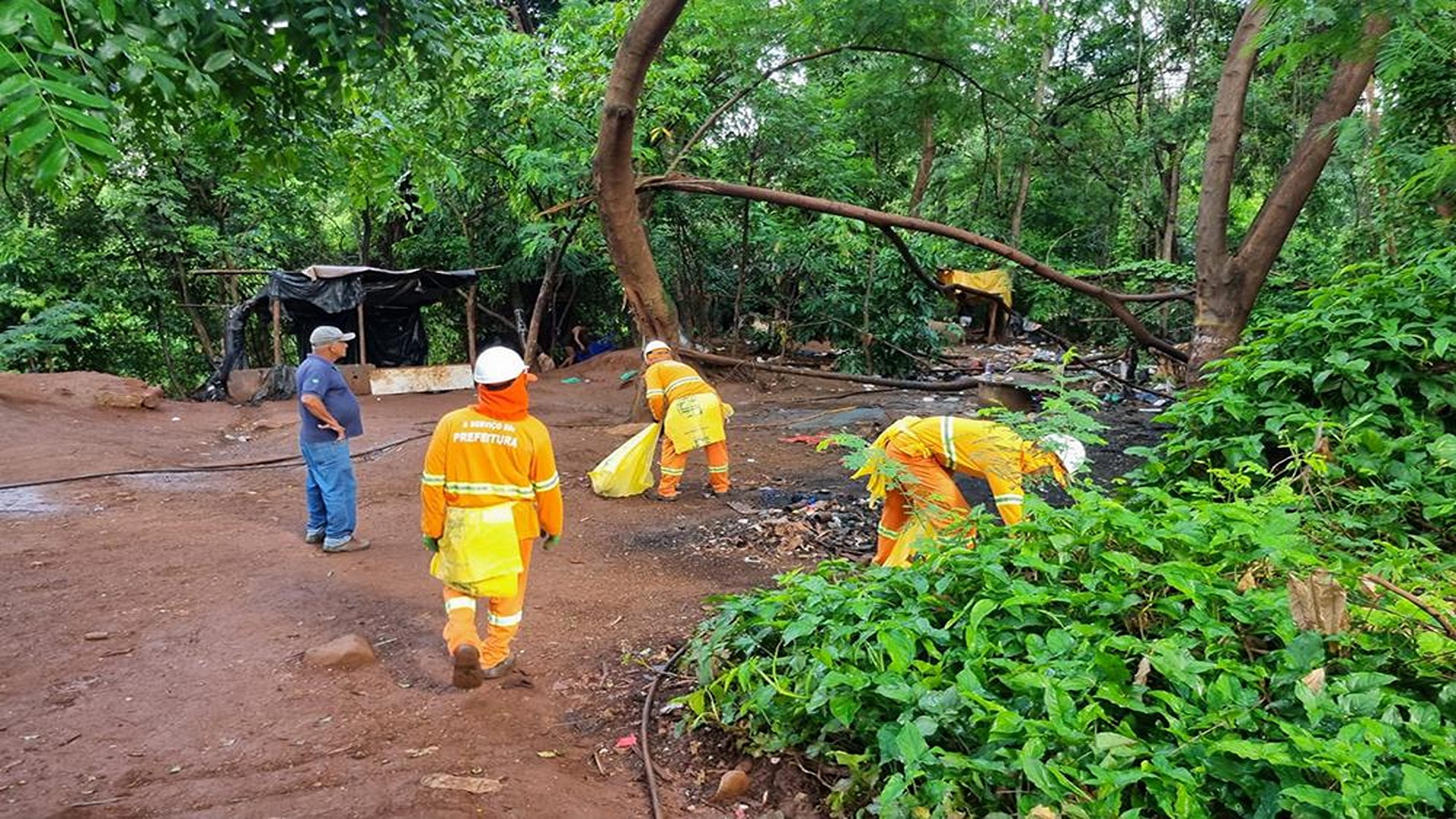 Prefeitura recolhe 128 toneladas de lixo da Estrada do Boiadeiro