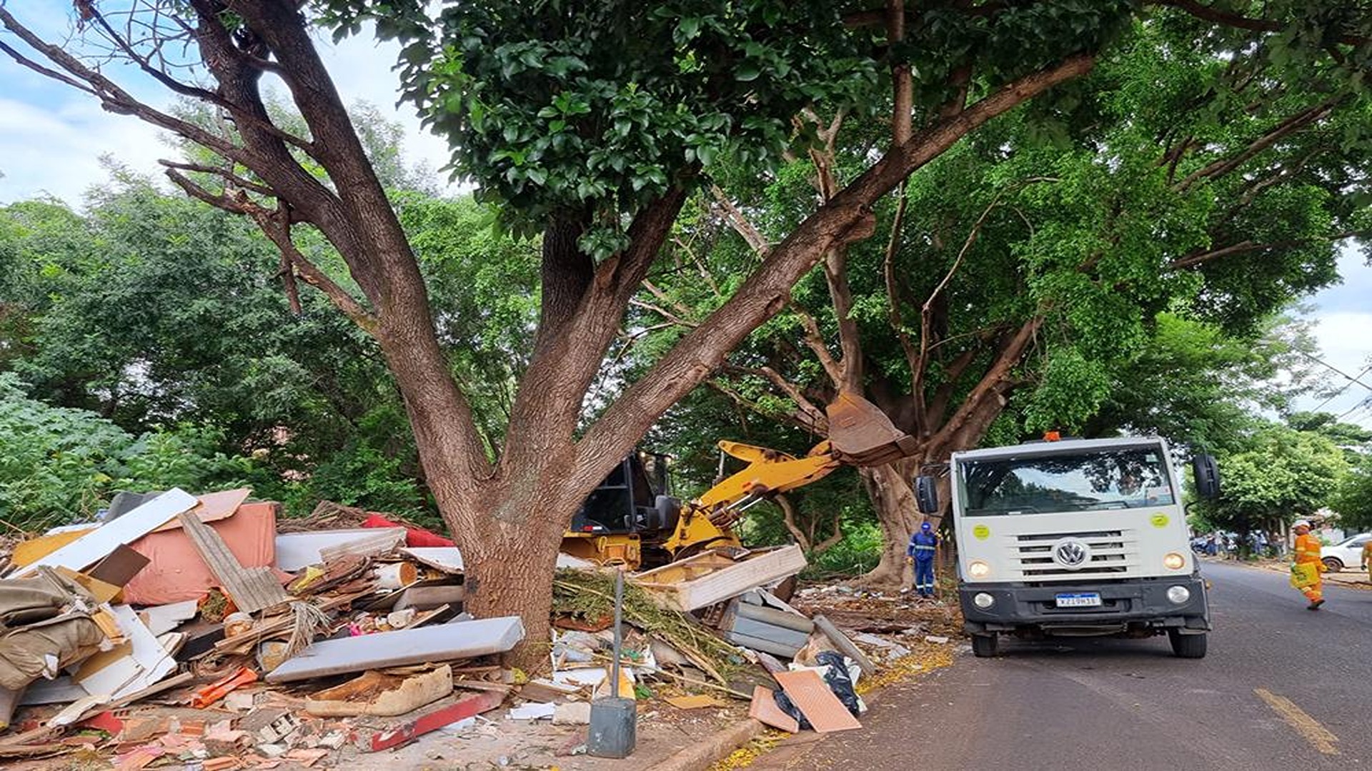 Prefeitura realiza mutirão de limpeza na Av. Rio Pardo